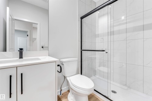 8712 181 Avenue, Edmonton, AB - Indoor Photo Showing Bathroom