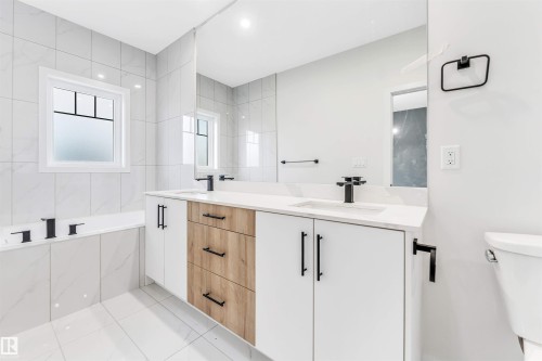 8712 181 Avenue, Edmonton, AB - Indoor Photo Showing Bathroom