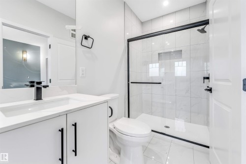8712 181 Avenue, Edmonton, AB - Indoor Photo Showing Bathroom