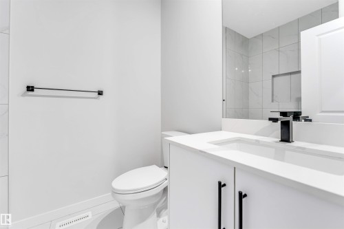 8712 181 Avenue, Edmonton, AB - Indoor Photo Showing Bathroom