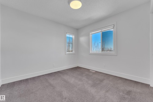 6156 11 Avenue, Edmonton, AB - Indoor Photo Showing Other Room