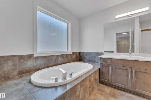 6156 11 Avenue, Edmonton, AB - Indoor Photo Showing Bathroom