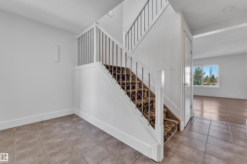 6156 11 Avenue, Edmonton, AB - Indoor Photo Showing Other Room