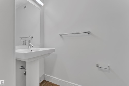 6156 11 Avenue, Edmonton, AB - Indoor Photo Showing Bathroom