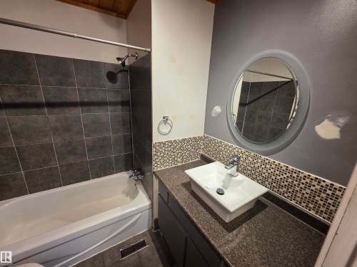 4924 50A Avenue, Entwistle, AB - Indoor Photo Showing Bathroom