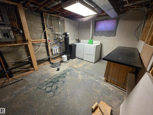 4924 50A Avenue, Entwistle, AB - Indoor Photo Showing Laundry Room