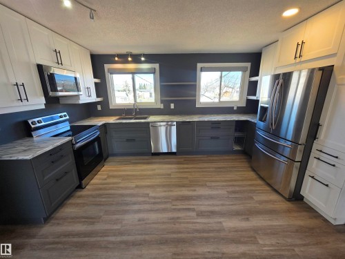 4924 50A Avenue, Entwistle, AB - Indoor Photo Showing Kitchen