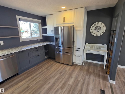 4924 50A Avenue, Entwistle, AB - Indoor Photo Showing Kitchen