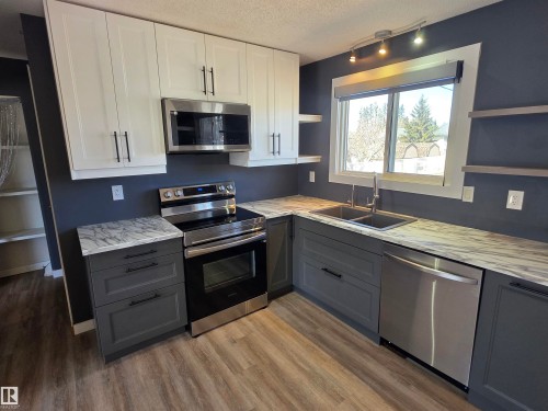 4924 50A Avenue, Entwistle, AB - Indoor Photo Showing Kitchen With Double Sink