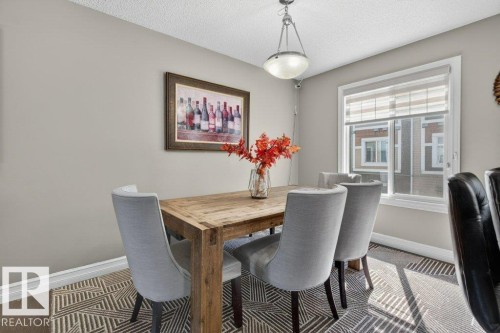 Recessed window with a white frame and horizontal blinds - 40 14621 121 Street, Edmonton, AB - Indoor Photo Showing Dining Room
