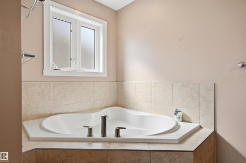 2608 Anderson Crescent, Edmonton, AB - Indoor Photo Showing Bathroom