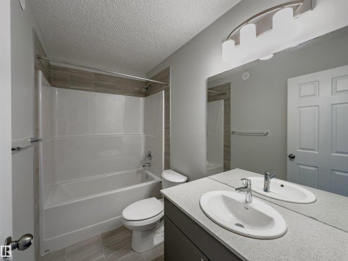 936 18 Avenue, Edmonton, AB - Indoor Photo Showing Bathroom