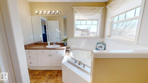 8704 175 Avenue, Edmonton, AB - Indoor Photo Showing Bathroom