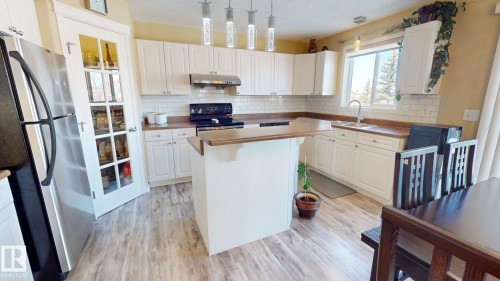 8704 175 Avenue, Edmonton, AB - Indoor Photo Showing Kitchen