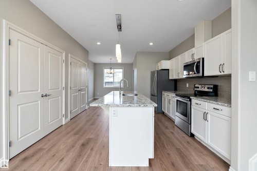 8707 221 Street, Edmonton, AB - Indoor Photo Showing Kitchen With Upgraded Kitchen