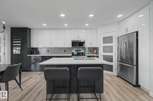 1850 Towne Centre Boulevard, Edmonton, AB - Indoor Photo Showing Kitchen With Stainless Steel Kitchen With Upgraded Kitchen