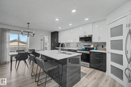 1850 Towne Centre Boulevard, Edmonton, AB - Indoor Photo Showing Kitchen With Double Sink With Upgraded Kitchen