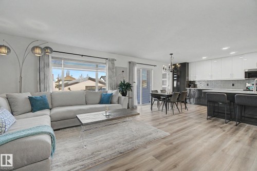 1850 Towne Centre Boulevard, Edmonton, AB - Indoor Photo Showing Living Room