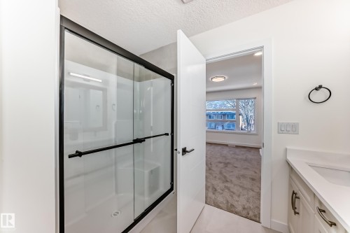 10721 70 Avenue, Edmonton, AB - Indoor Photo Showing Bathroom