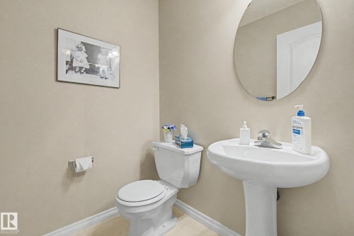 11732 10 Avenue Nw, Edmonton, AB - Indoor Photo Showing Bathroom