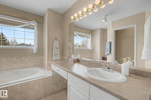 11732 10 Avenue Nw, Edmonton, AB - Indoor Photo Showing Bathroom