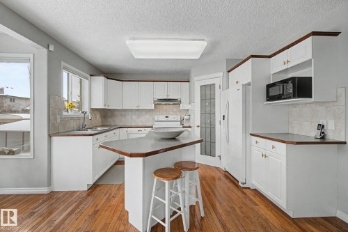 11732 10 Avenue Nw, Edmonton, AB - Indoor Photo Showing Kitchen