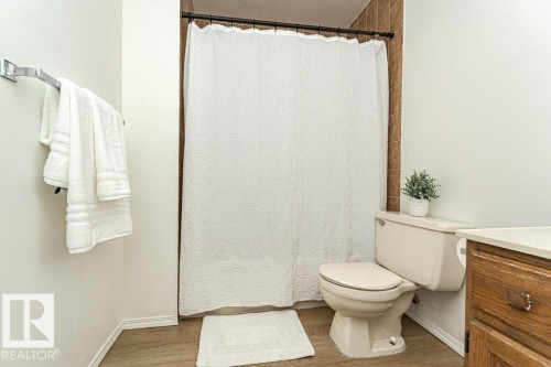 14916 43 Avenue, Edmonton, AB - Indoor Photo Showing Bathroom