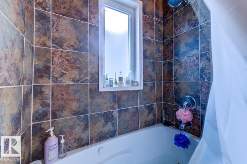 10950 73 Avenue, Edmonton, AB - Indoor Photo Showing Bathroom