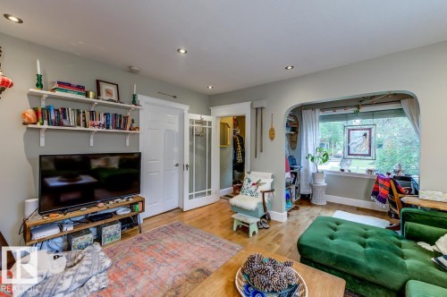 10950 73 Avenue, Edmonton, AB - Indoor Photo Showing Living Room