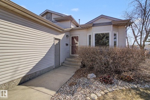 Light-toned horizontal siding with bay window, concrete entryway, and established front landscaping - 3903 32 Street, Edmonton, AB - Outdoor