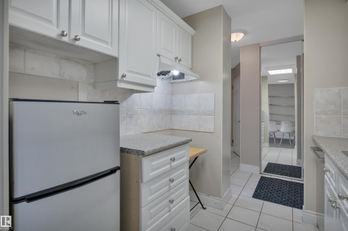 1412 13910 Stony Plain Road, Edmonton, AB - Indoor Photo Showing Kitchen