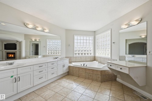 2423 Tegler Green, Edmonton, AB - Indoor Photo Showing Bathroom