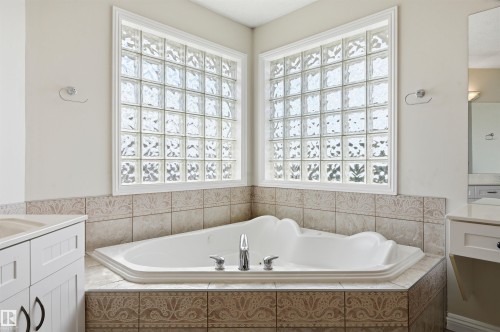 2423 Tegler Green, Edmonton, AB - Indoor Photo Showing Bathroom