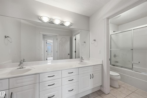 2423 Tegler Green, Edmonton, AB - Indoor Photo Showing Bathroom