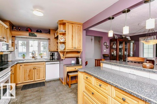 15634 81 Avenue, Edmonton, AB - Indoor Photo Showing Kitchen