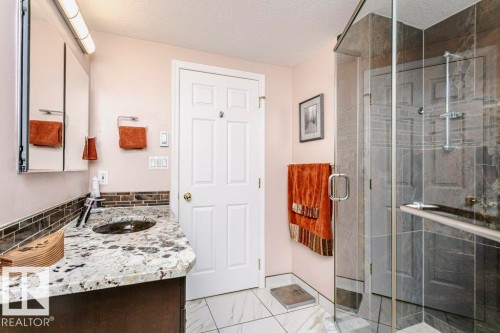 15634 81 Avenue, Edmonton, AB - Indoor Photo Showing Bathroom