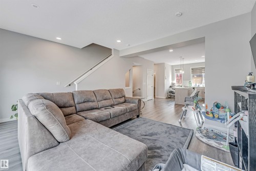 21 11910 35 Avenue, Edmonton, AB - Indoor Photo Showing Living Room
