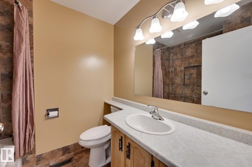 10634 158 Avenue, Edmonton, AB - Indoor Photo Showing Bathroom