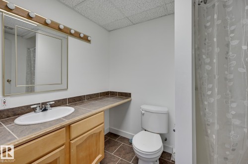 10634 158 Avenue, Edmonton, AB - Indoor Photo Showing Bathroom