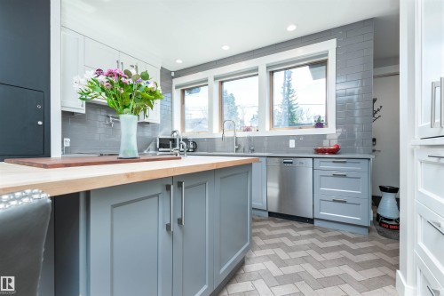 9629 84 Avenue, Edmonton, AB - Indoor Photo Showing Kitchen