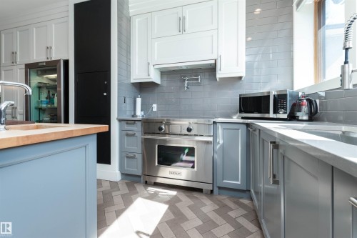 9629 84 Avenue, Edmonton, AB - Indoor Photo Showing Kitchen With Upgraded Kitchen