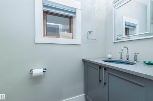 9629 84 Avenue, Edmonton, AB - Indoor Photo Showing Bathroom