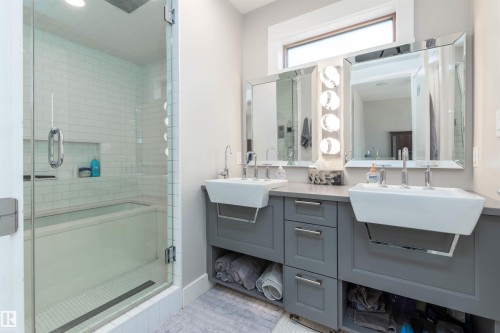 9629 84 Avenue, Edmonton, AB - Indoor Photo Showing Bathroom