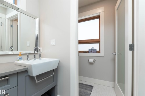 9629 84 Avenue, Edmonton, AB - Indoor Photo Showing Bathroom