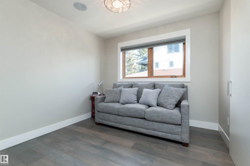 9629 84 Avenue, Edmonton, AB - Indoor Photo Showing Living Room