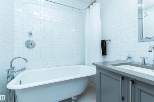 9629 84 Avenue, Edmonton, AB - Indoor Photo Showing Bathroom
