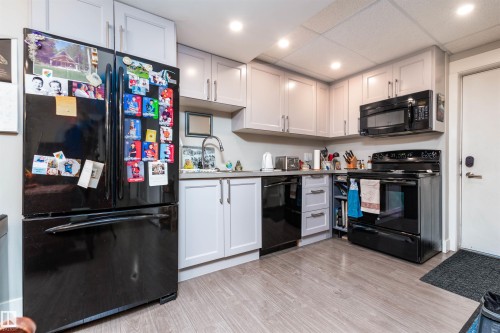 9629 84 Avenue, Edmonton, AB - Indoor Photo Showing Kitchen