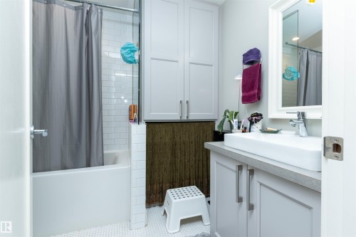 9629 84 Avenue, Edmonton, AB - Indoor Photo Showing Bathroom
