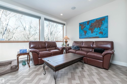 9629 84 Avenue, Edmonton, AB - Indoor Photo Showing Living Room