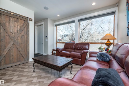 9629 84 Avenue, Edmonton, AB - Indoor Photo Showing Living Room